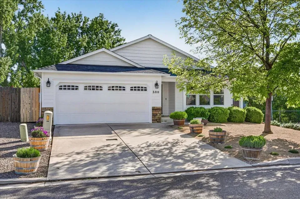 3 Bed 2 Bath Established Contemporary Home in Medford, OR - 2