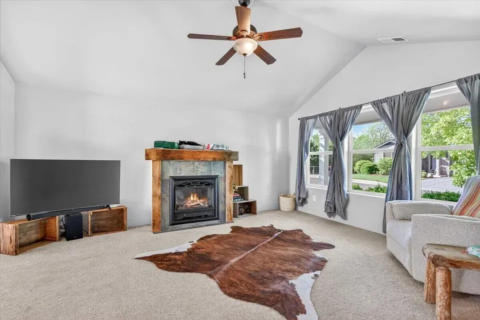 3 Bed 2 Bath Established Contemporary Home in Medford, OR - 4