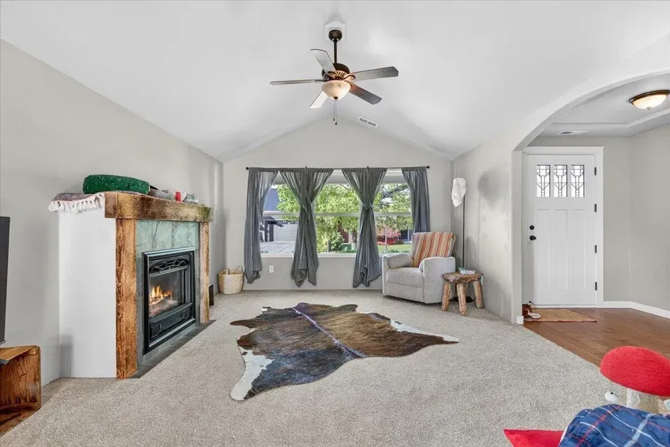 3 Bed 2 Bath Established Contemporary Home in Medford, OR - 5