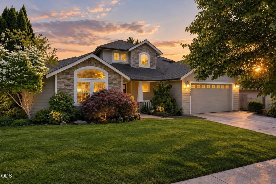 3 Bed 2 Bath Established Contemporary Home in Medford, OR - 1