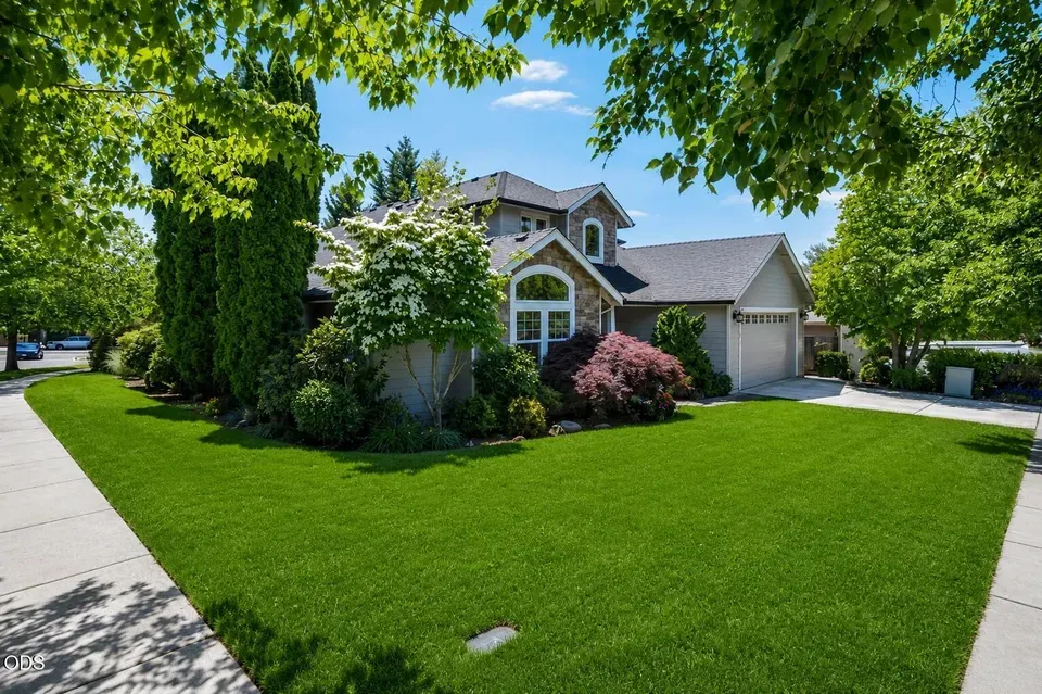 3 Bed 2 Bath Established Contemporary Home in Medford, OR - 3