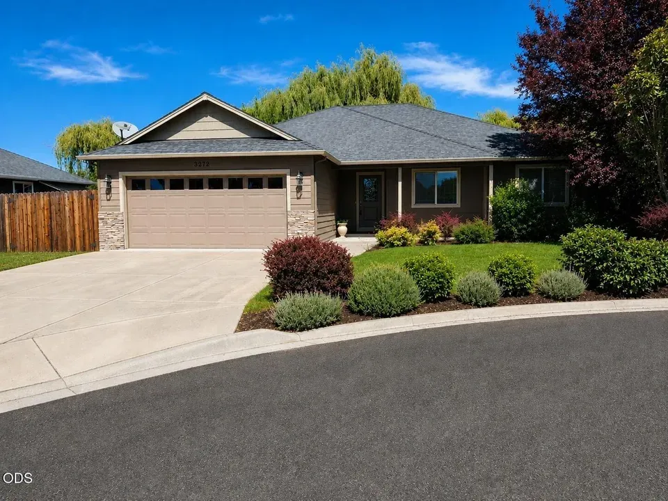 3 Bed 2 Bath Established Contemporary Home in Medford, OR - 1