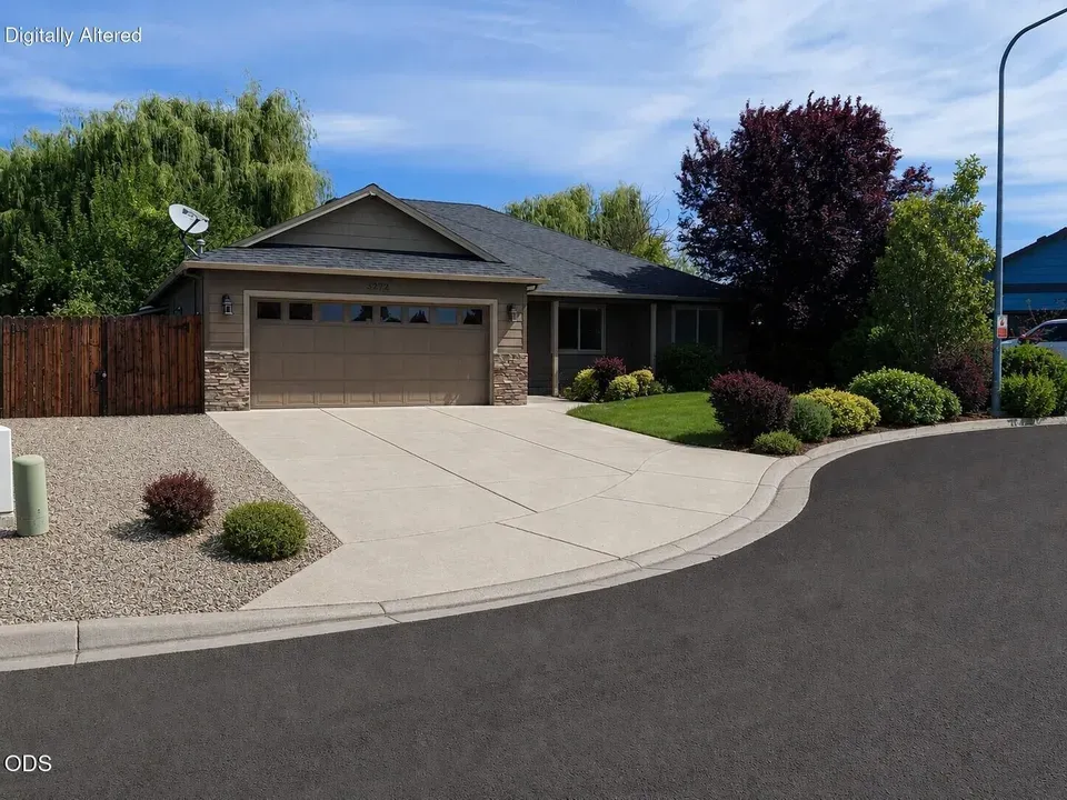 3 Bed 2 Bath Established Contemporary Home in Medford, OR - 2