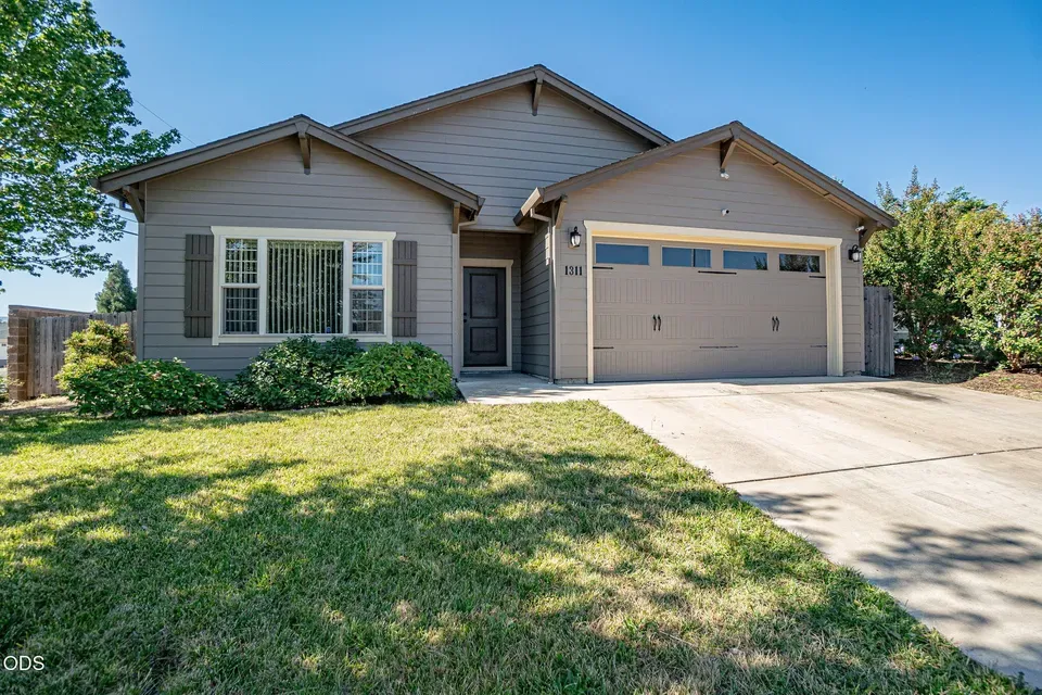 3 Bed 2 Bath Established Contemporary Home in Medford, OR