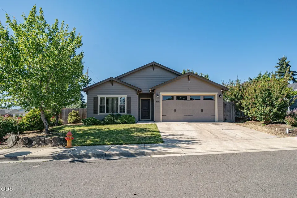 3 Bed 2 Bath Established Contemporary Home in Medford, OR - 2