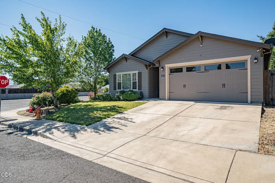3 Bed 2 Bath Established Contemporary Home in Medford, OR - 3