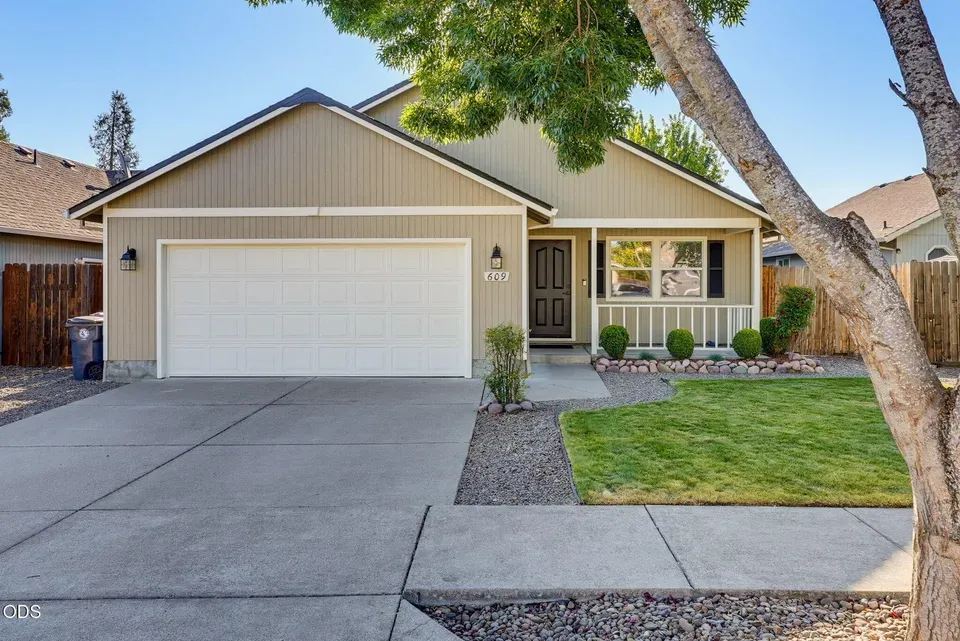 3 Bed 2 Bath Established Contemporary Home in Medford, OR