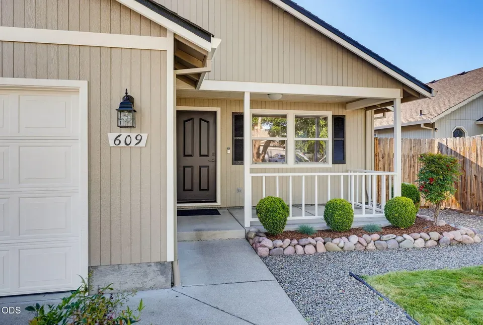 3 Bed 2 Bath Established Contemporary Home in Medford, OR - 2