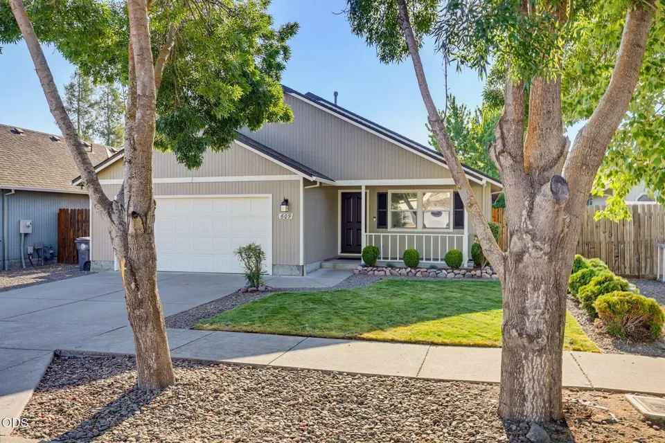 3 Bed 2 Bath Established Contemporary Home in Medford, OR - 3