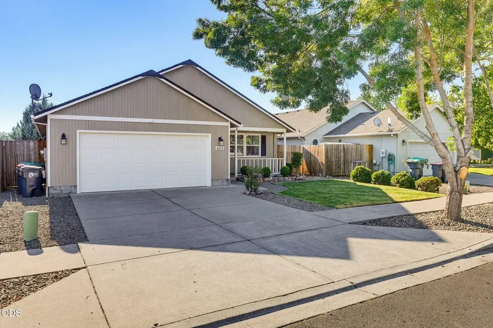 3 Bed 2 Bath Established Contemporary Home in Medford, OR - 4