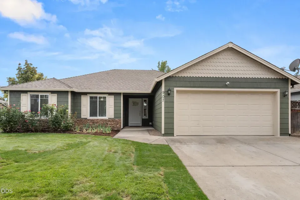 3 Bed 2 Bath Established Contemporary Home in Medford, OR