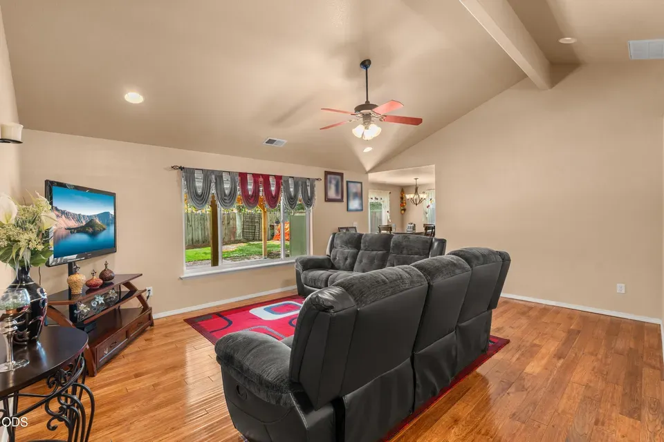 3 Bed 2 Bath Established Contemporary Home in Medford, OR - 2
