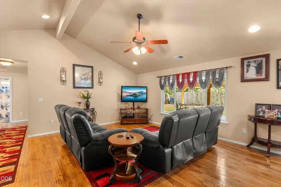 3 Bed 2 Bath Established Contemporary Home in Medford, OR - 3