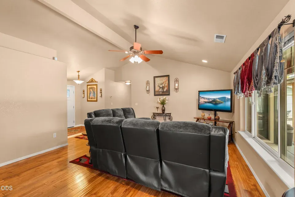3 Bed 2 Bath Established Contemporary Home in Medford, OR - 4