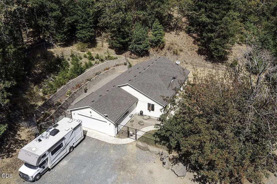 3 Bed 2 Bath Established Contemporary Home in Medford, OR