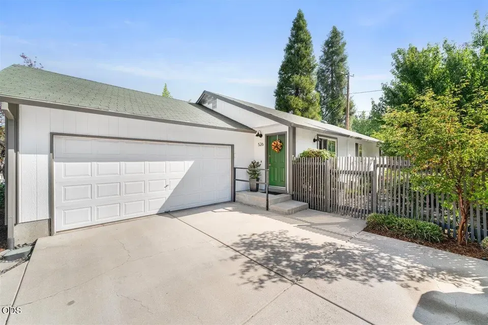 3 Bed 2 Bath Established Contemporary Home in Medford, OR