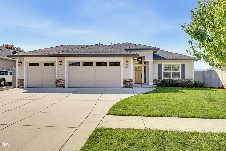 3 Bed 2 Bath Established Contemporary Home in Medford, OR - 1