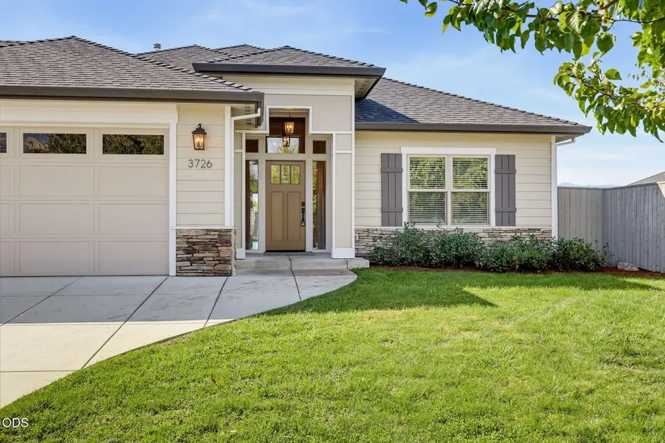 3 Bed 2 Bath Established Contemporary Home in Medford, OR - 2