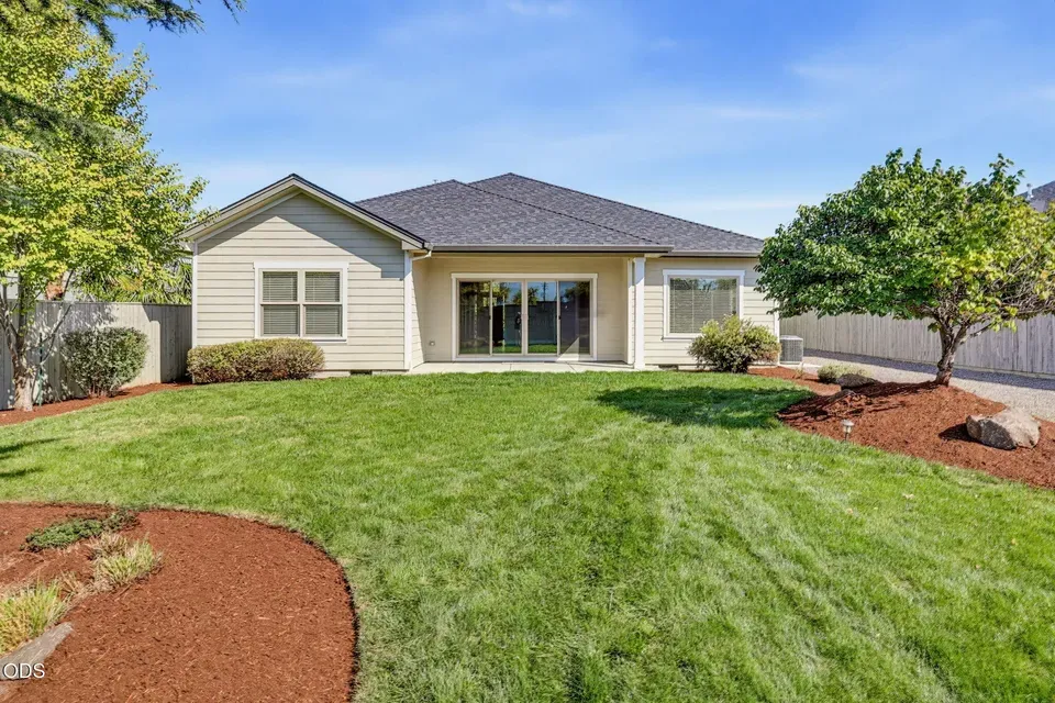3 Bed 2 Bath Established Contemporary Home in Medford, OR - 3