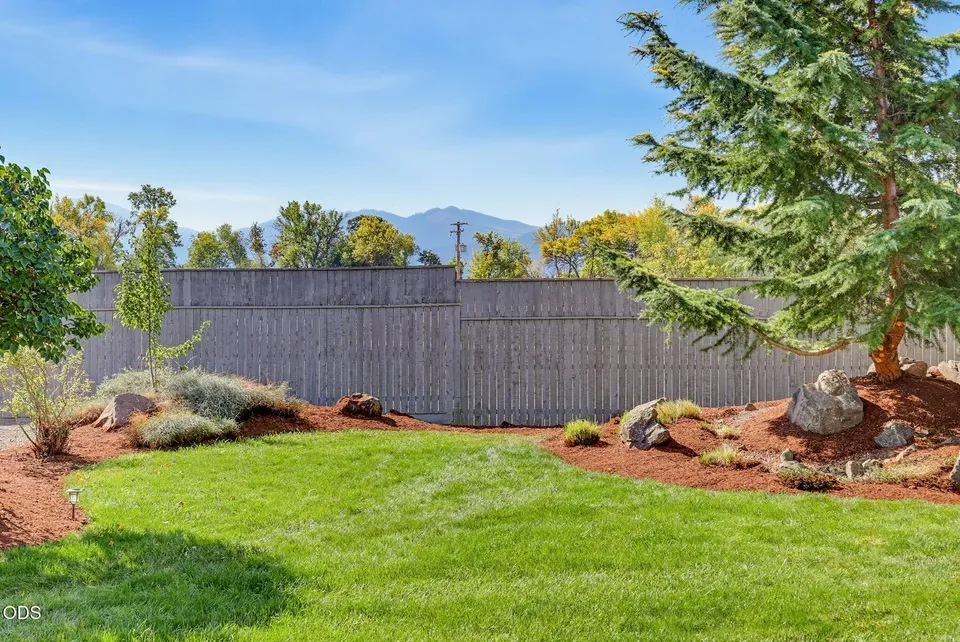 3 Bed 2 Bath Established Contemporary Home in Medford, OR - 4
