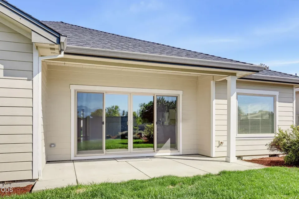 3 Bed 2 Bath Established Contemporary Home in Medford, OR - 5