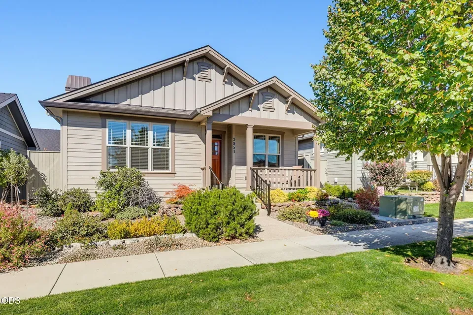 3 Bed 2 Bath Established Contemporary Home in Medford, OR