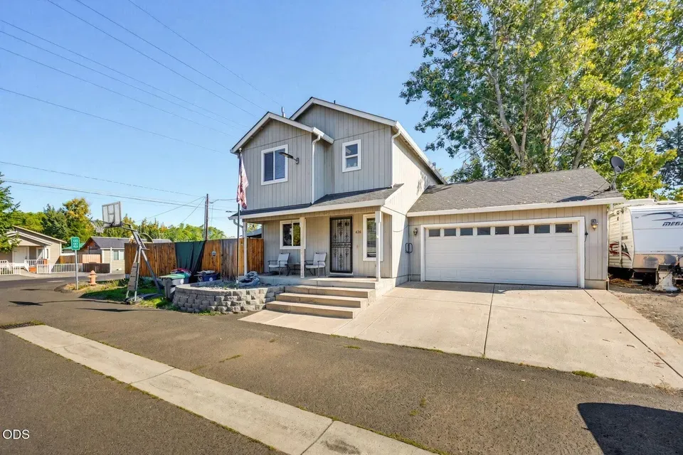 3 Bed 2 Bath Established Contemporary Home in Medford, OR