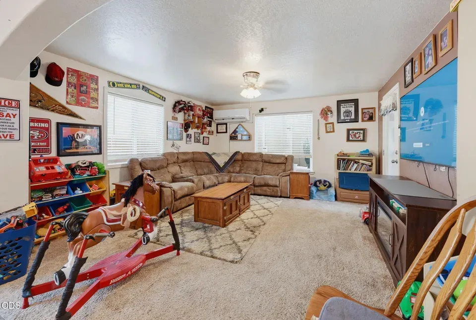 3 Bed 2 Bath Established Contemporary Home in Medford, OR - 3