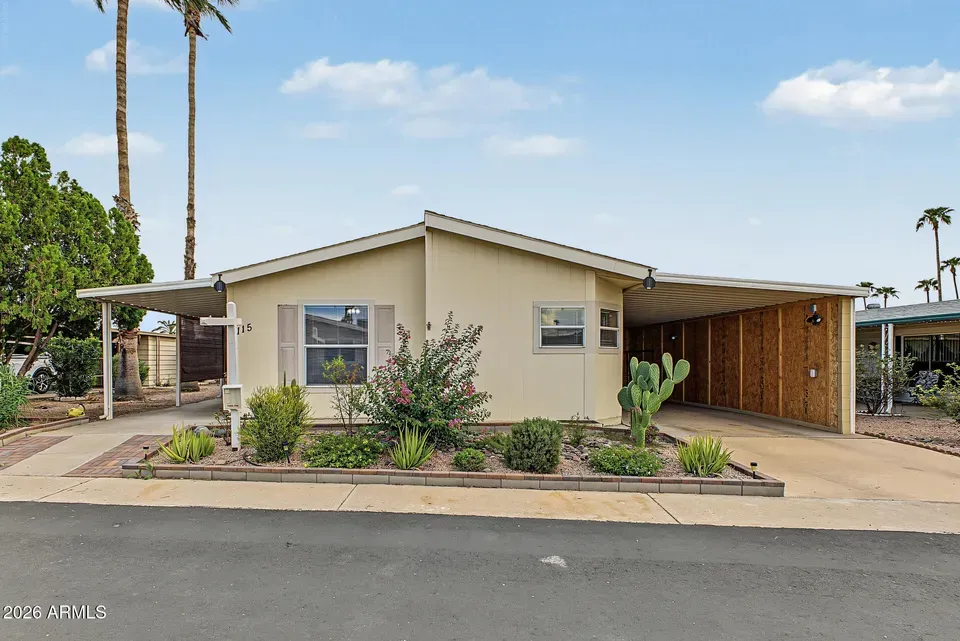 3 Bed 2 Bath Established Contemporary Home in Mesa, AZ