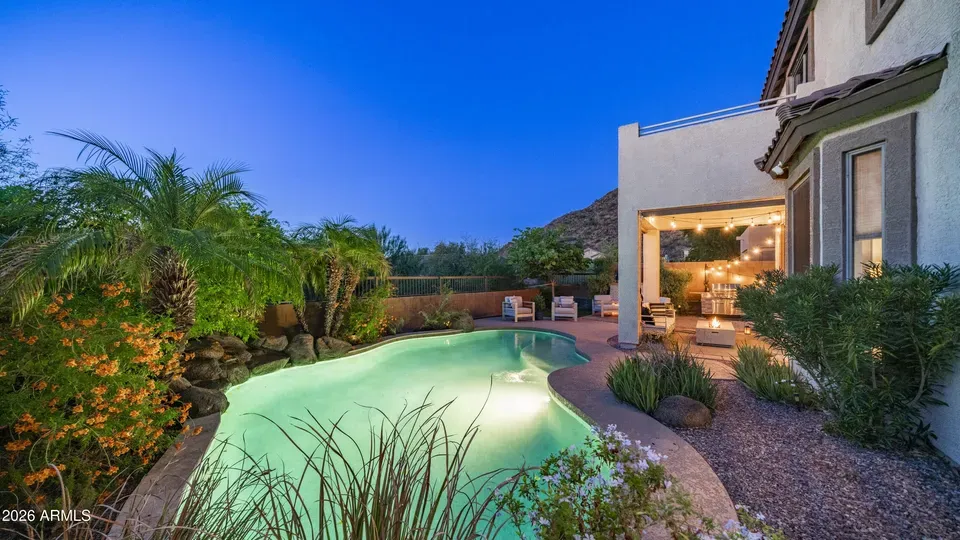 3 Bed 2 Bath Established Contemporary Home in Mesa, AZ