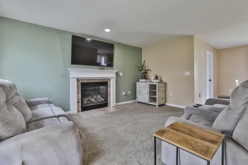 3 Bed 2 Bath Established Contemporary Home in Nashua, NH - 3