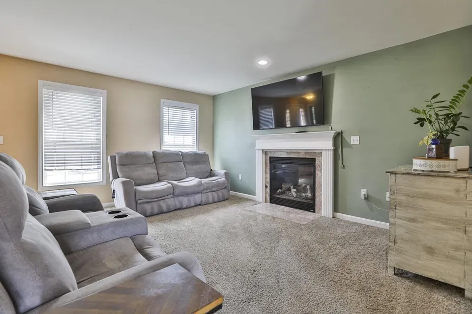 3 Bed 2 Bath Established Contemporary Home in Nashua, NH - 4