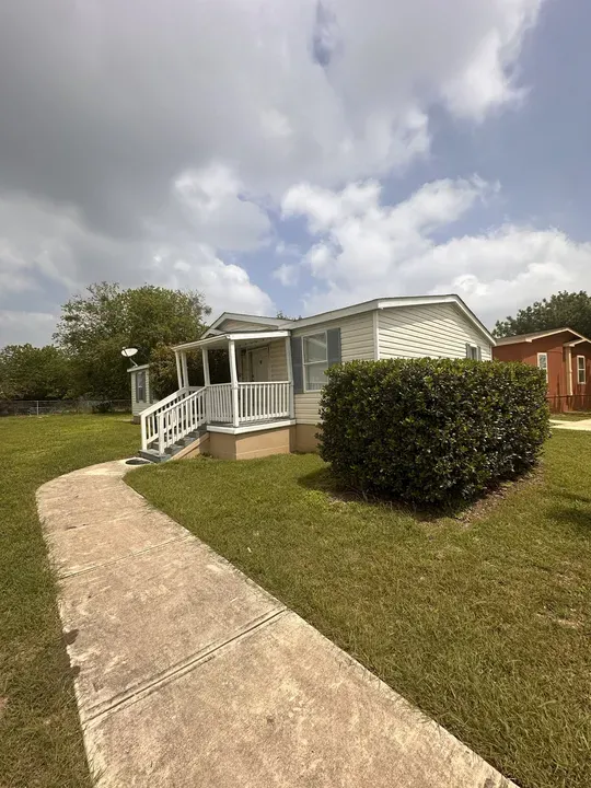 3 Bed 2 Bath Established Contemporary Home in New Braunfels, TX - 1