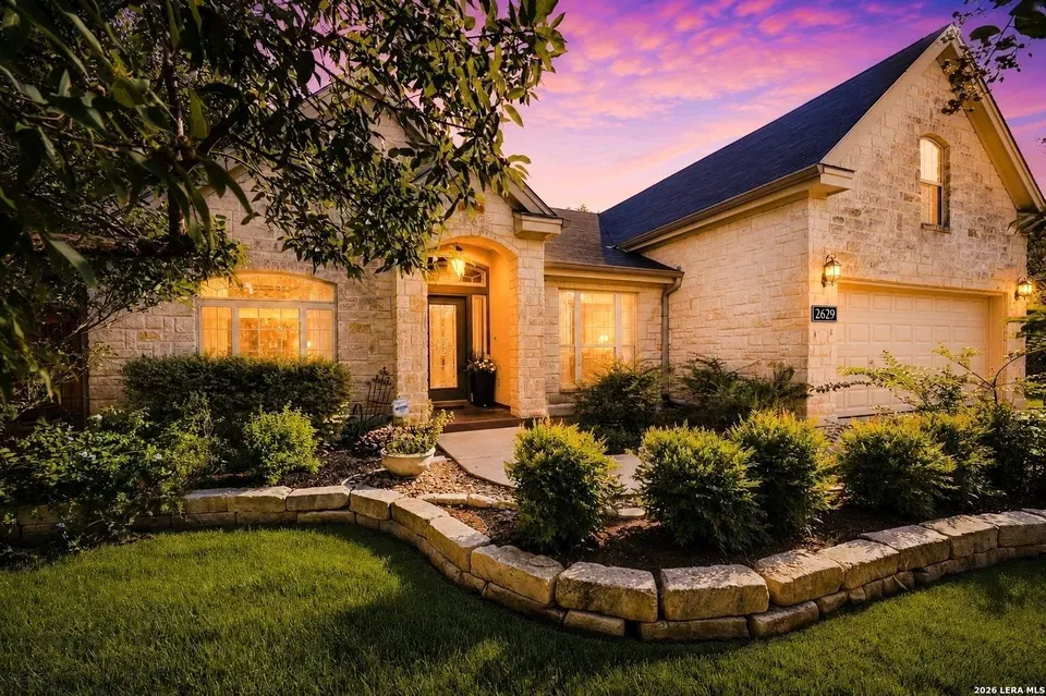 3 Bed 2 Bath Established Contemporary Home in New Braunfels, TX