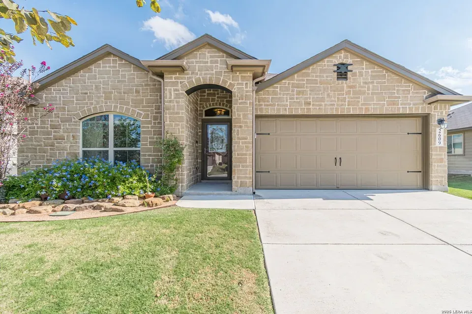 3 Bed 2 Bath Established Contemporary Home in New Braunfels, TX
