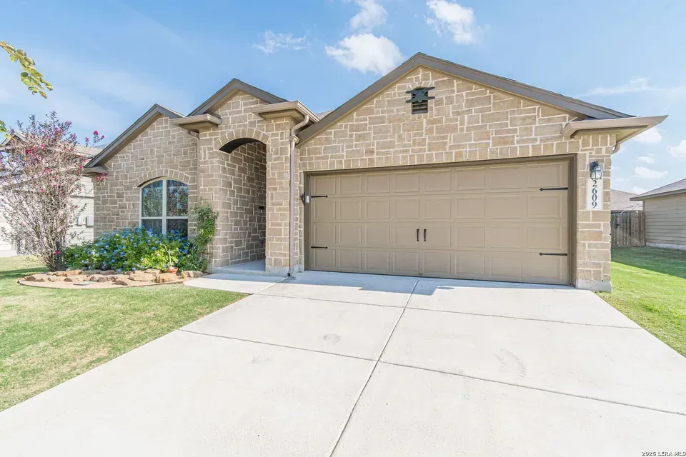 3 Bed 2 Bath Established Contemporary Home in New Braunfels, TX - 2