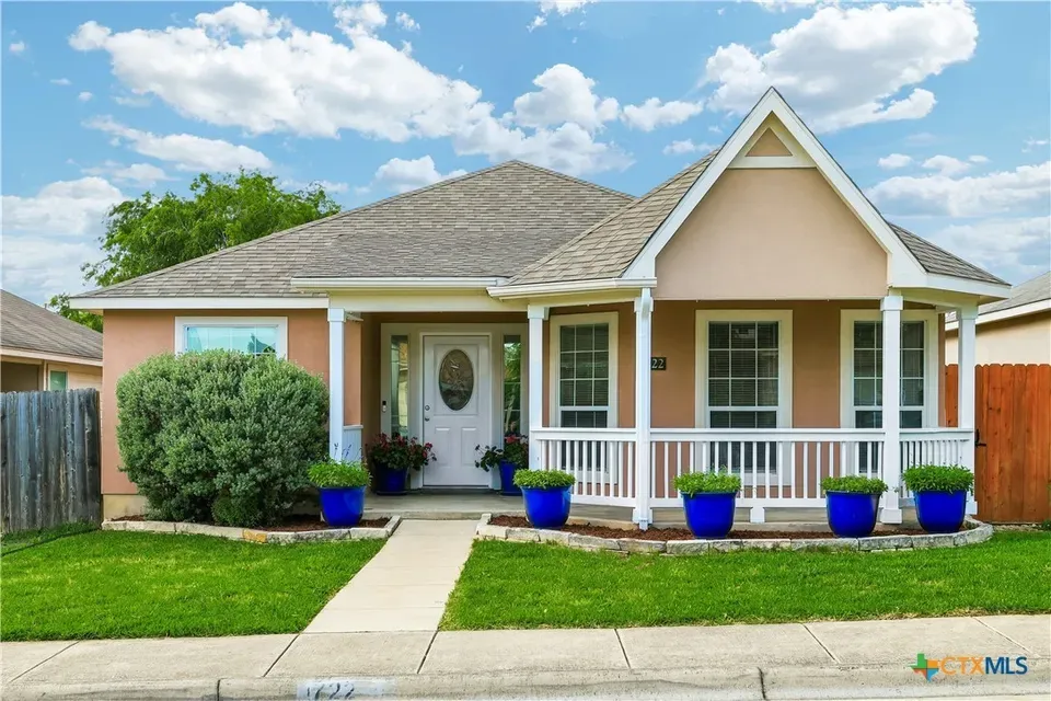 3 Bed 2 Bath Established Contemporary Home in New Braunfels, TX
