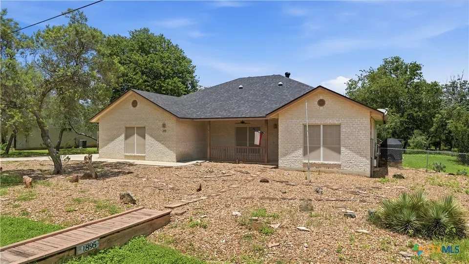 3 Bed 2 Bath Established Contemporary Home in New Braunfels, TX