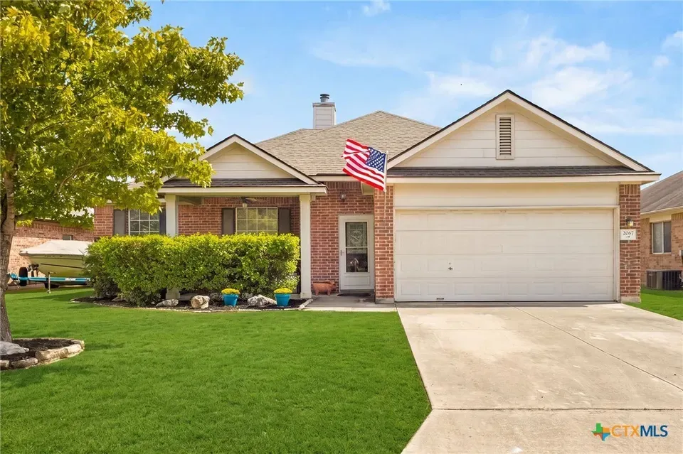 3 Bed 2 Bath Established Contemporary Home in New Braunfels, TX