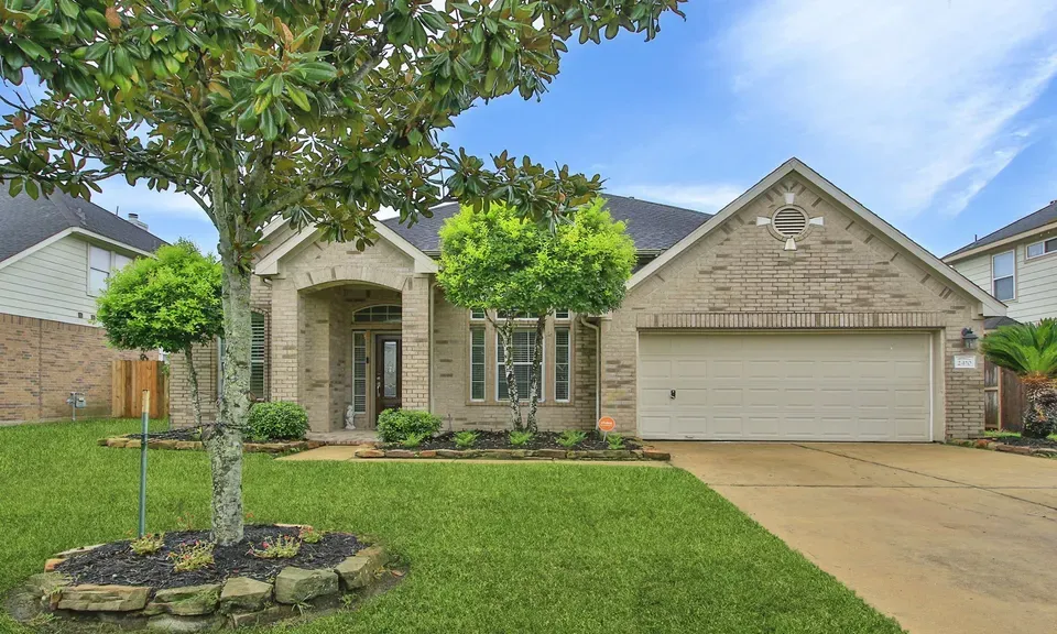 3 Bed 2 Bath Established Contemporary Home in Pearland, TX