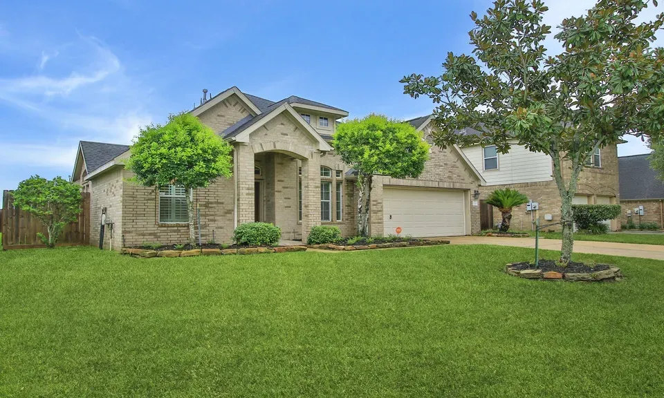 3 Bed 2 Bath Established Contemporary Home in Pearland, TX - 2