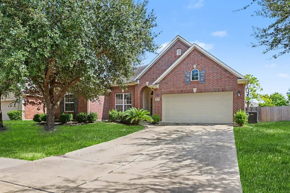 3 Bed 2 Bath Established Contemporary Home in Pearland, TX