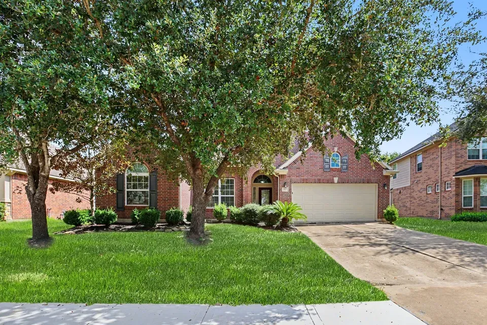 3 Bed 2 Bath Established Contemporary Home in Pearland, TX - 2