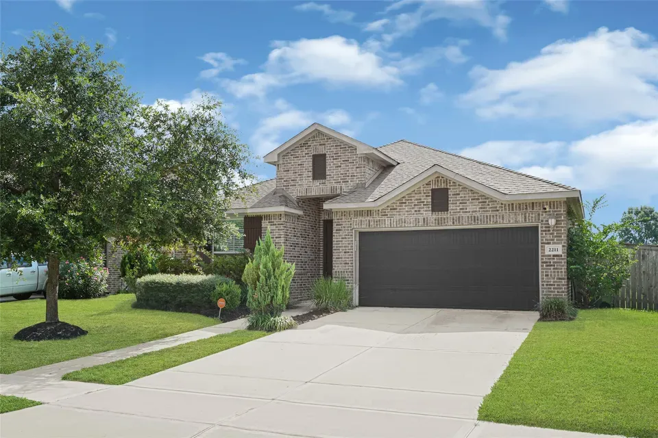 3 Bed 2 Bath Established Contemporary Home in Pearland, TX