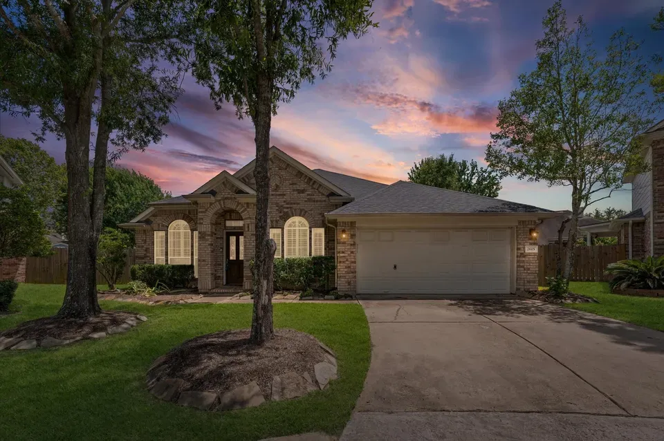 3 Bed 2 Bath Established Contemporary Home in Pearland, TX - 2