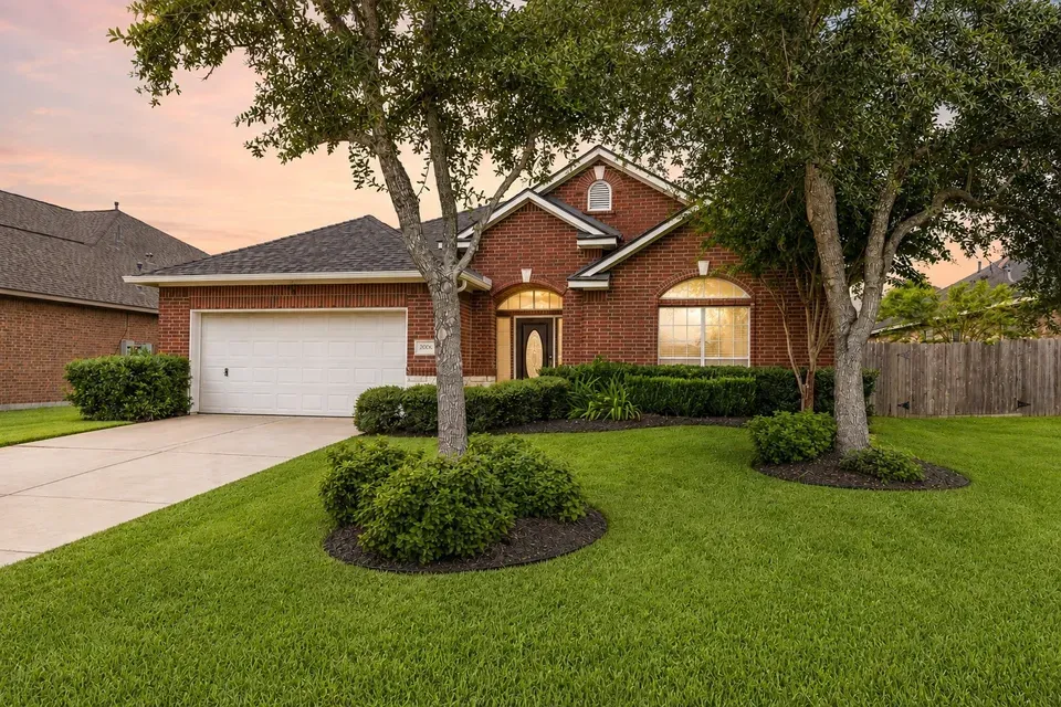 3 Bed 2 Bath Established Contemporary Home in Pearland, TX - 1