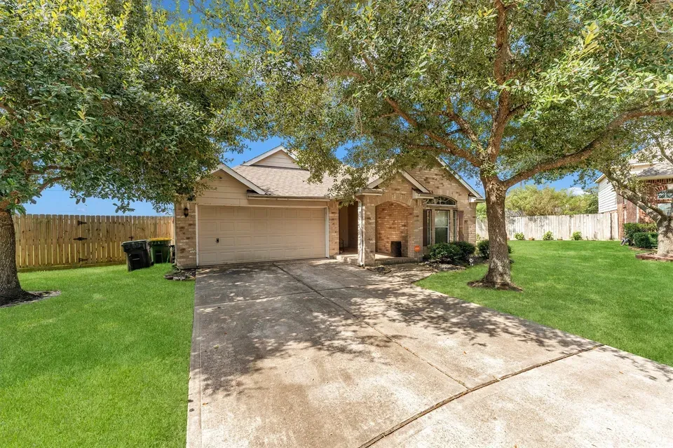 3 Bed 2 Bath Established Contemporary Home in Pearland, TX - 2