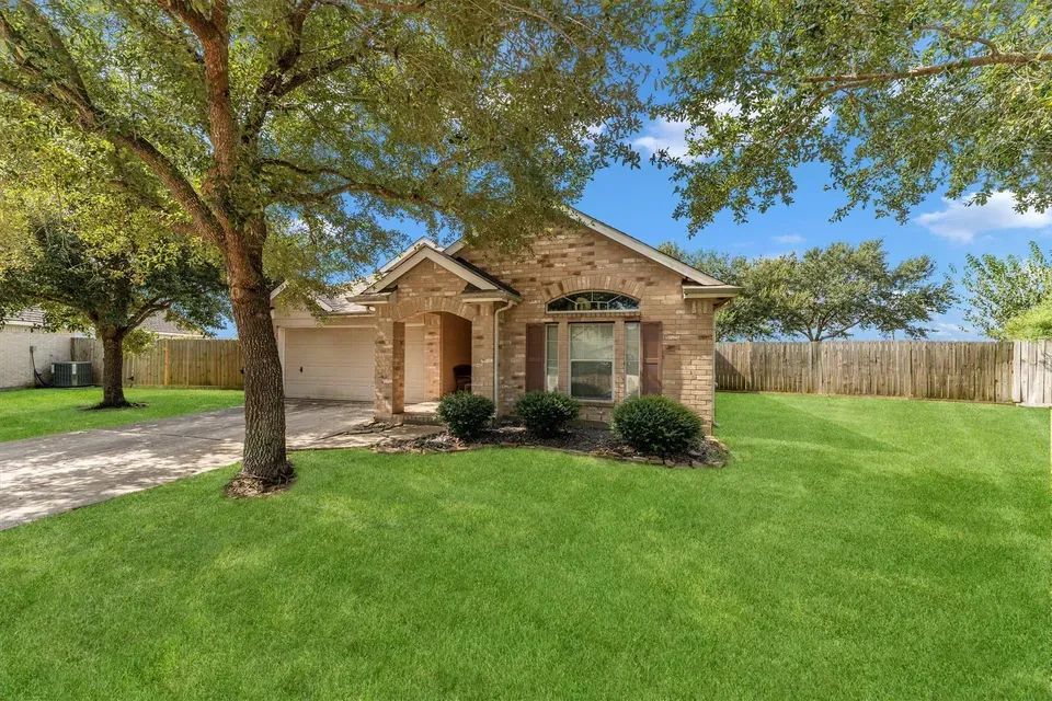 3 Bed 2 Bath Established Contemporary Home in Pearland, TX - 4