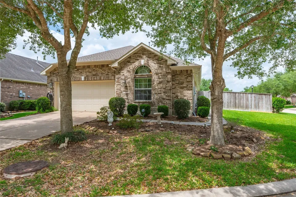 3 Bed 2 Bath Established Contemporary Home in Pearland, TX