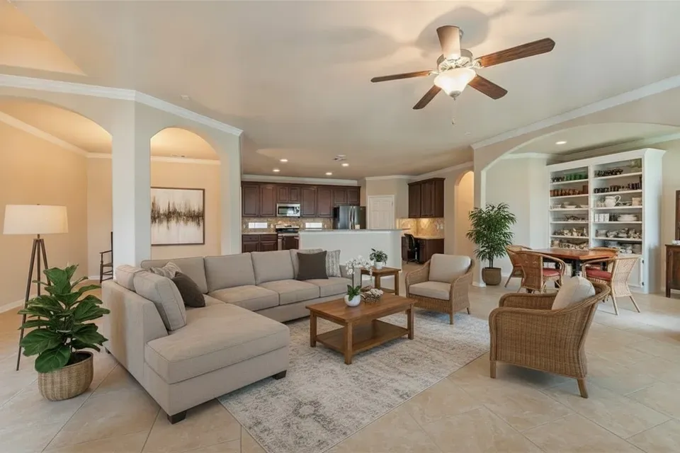 3 Bed 2 Bath Established Contemporary Home in Pearland, TX - 4